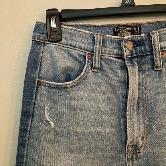 Abercrombie & Fitch Zoe Natural Rise Ankle Straight Jean - Distressed Light Wash - Picture 2 of 12